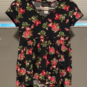 NWOT size medium. Floral short sleeve